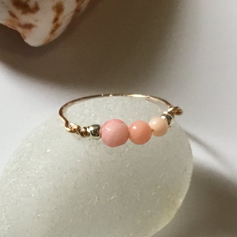 3月の誕生石♡珊瑚ビーズ♡グラデーションカラーの指輪　コーラルピンク　「春はあけぼの」