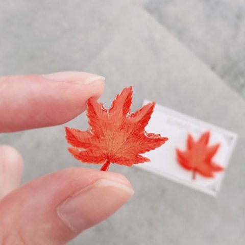 もみじ🍁ピアス　autumn 秋　リアル紅葉　オレンジ色　赤色　彩り鮮やか　