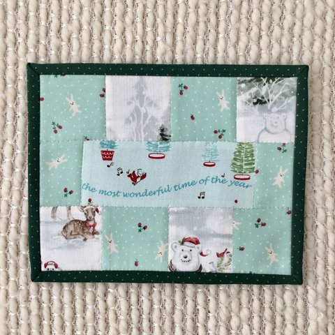 クリスマスパッチワークキルトマット、ホリデーテーブルマット、Christmas mug rug, holiday quilted mat, mini quilt, ミニキルト