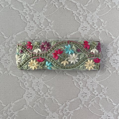 【ポニーフック】インド刺繍リボン🎀くすみグリーンと小花刺繍