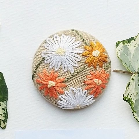 刺繍くるみボタン(ヘアゴム/ブローチ)ガーベラ