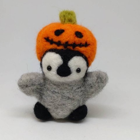 ハロウィン かぼちゃの被り物ペンギン君 2023