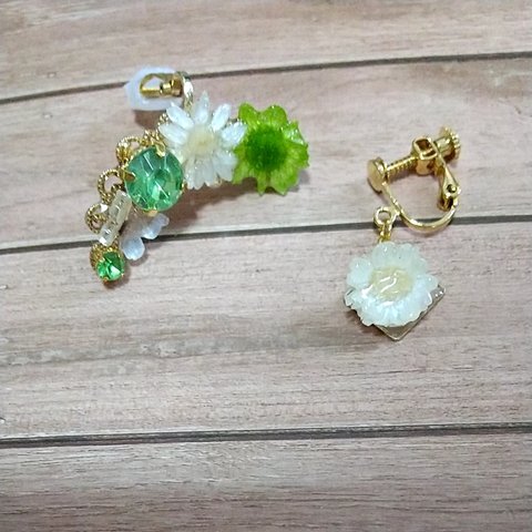 緑と白のお花のイヤーカフ
