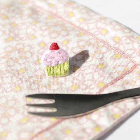 カップケーキの刺繍ワッペン