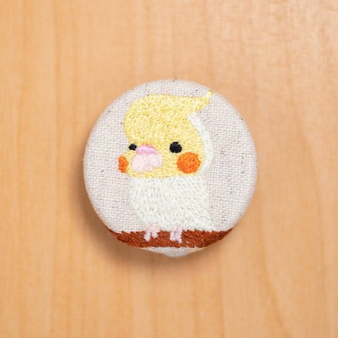 ルチノーなオカメインコの刺繍くるみブローチ(キナリ)