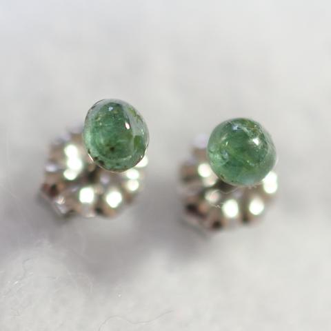 （１点もの）エメラルドのスタッドピアス（3.5×4mm・チタンポスト）