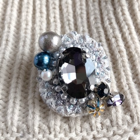 宝石刺しゅうのbrooch 大(gray)