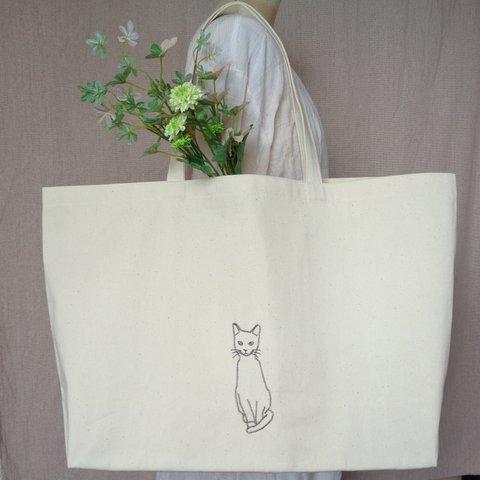 期間限定お値下げ中　送料無料　おすまし猫刺繍　大きめトートバッグ　帆布生成　名入れ可