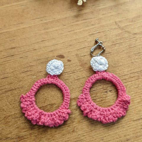 crochet クロッシェ　かぎ編み　イヤリング　ピンク　白　軽い