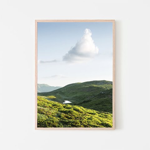 ハートの湖とふわふわの雲 / アートポスター 風景写真 山 牧草地 緑の山 アートプリント 自然 ハート型 水 青空 ハートモチーフ バレンタインデー