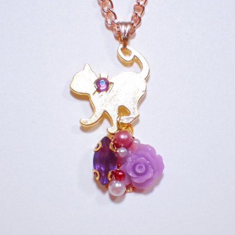 花束を運ぶ猫ちゃんのネックレス レジン 猫 紫色 薔薇  プレゼント