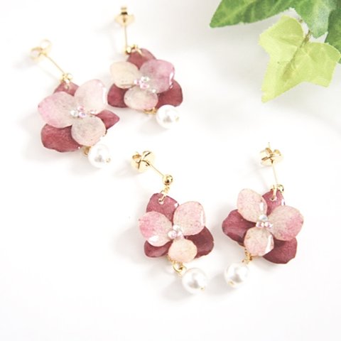 二重の赤い紫陽花とパールのピアス or イヤリング◆レジン