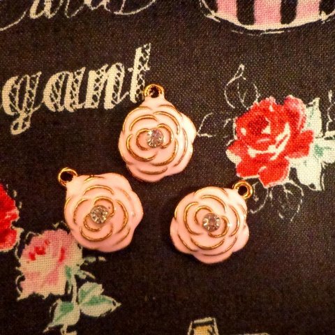 ❤　薔薇型チャーム３個セット　ピンク　　❤　