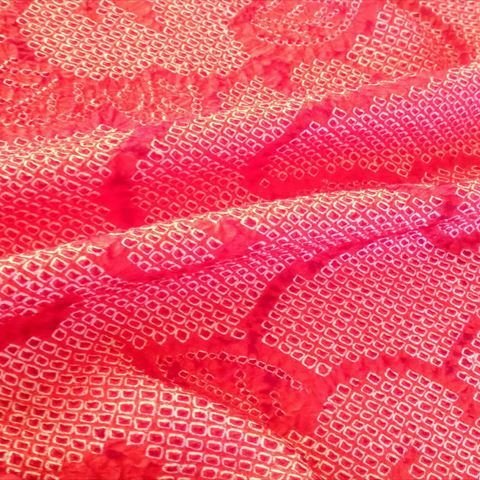 綺麗な赤に椿模様の総絞り生地B　約34.5×約98ｃｍ