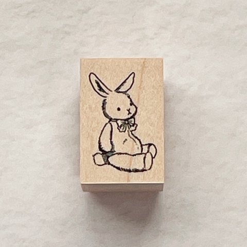 ぬいぐるみのうさぎ（すわり右向き）スタンプ　【30㎜×20㎜】