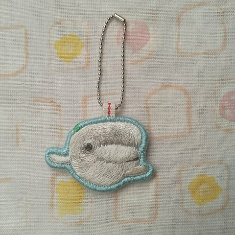 シロイルカ 刺繍チャーム