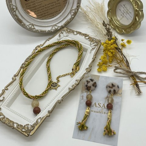 （天然石）グリーン系刺繍糸紐のネックレスとヒョウ柄のイヤリングのセット