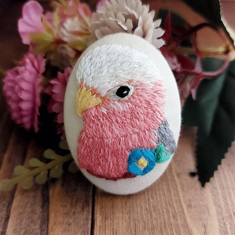 ✤一点のみ✤モモイロインコ刺繍オーバルブローチ