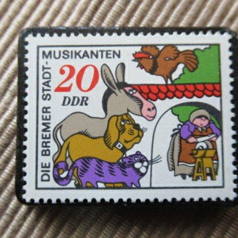 ドイツ　童話　ブレーメンの音楽隊　切手ブローチ　5954