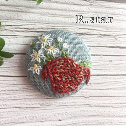 カモミール 赤いバスケット 刺繍ブローチ