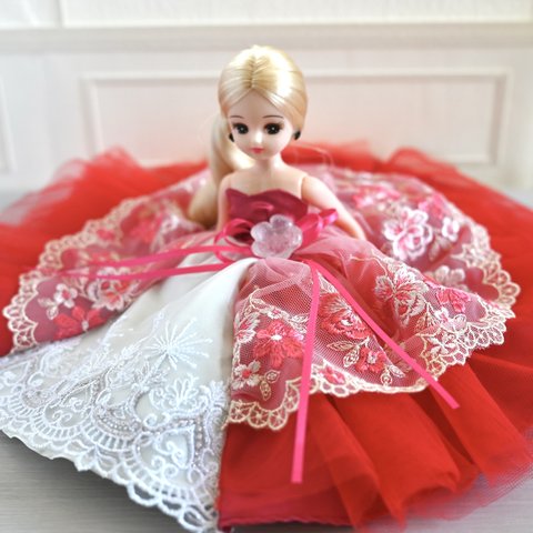 可愛いお花の赤いドレス