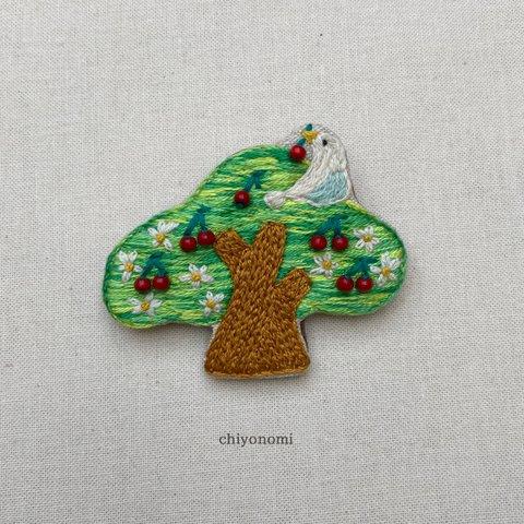さくらんぼの木と小鳥　刺繍ブローチ