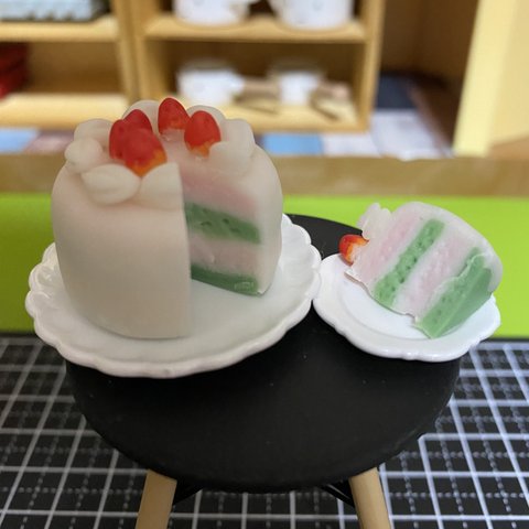 ミニチュアフード　ケーキ　ホールケーキと１ピース