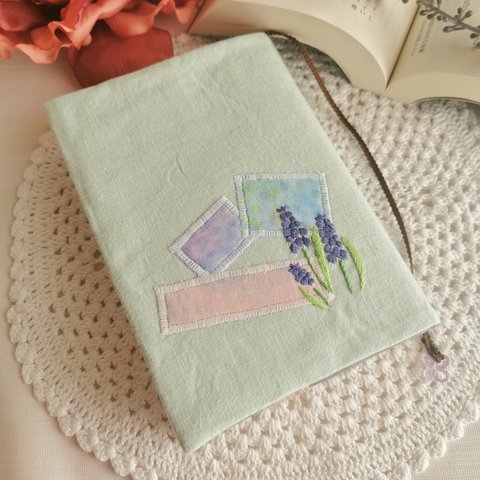 手刺繍のブックカバー/ムスカリ