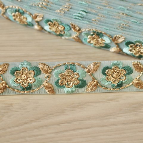 インド刺繍リボンᢂ細リボン花ミント　インド刺繍/インドリボン/刺繍リボン/刺繍/リボン/シルクリボン//トリム/ブレード/ジャガードリボン/チロリアンテープ/レース/チュール/インド/チュールレース