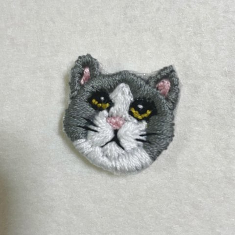 はちわれねこ No.1／ 刺繍ブローチ(小)