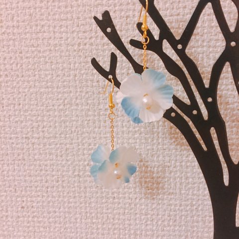 ブルーのお花ピアス