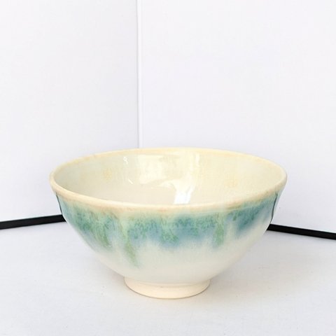 白シリーズ　釉垂れ茶碗　緑