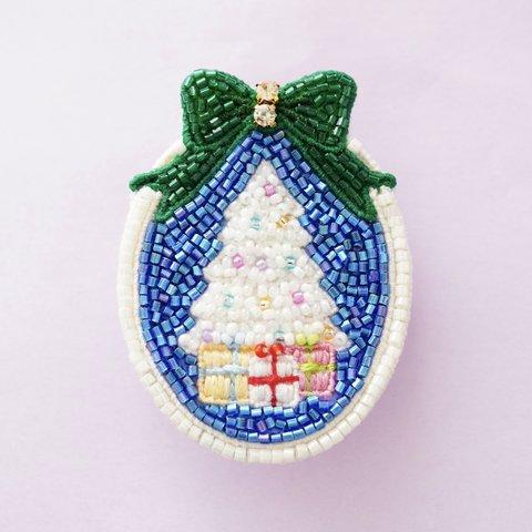 ビーズ刺繍のクリスマスブローチ