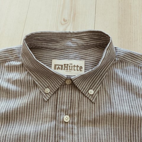 Hutte グレーストライプ　薄手のさわやか、清潔感のあるメンズシャツ　ボタンダウン　サイズM～L　