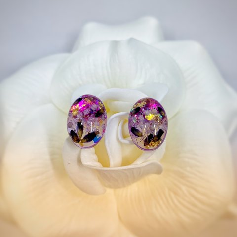 ラベンダーカラーのキラツヤお花ピアス♪