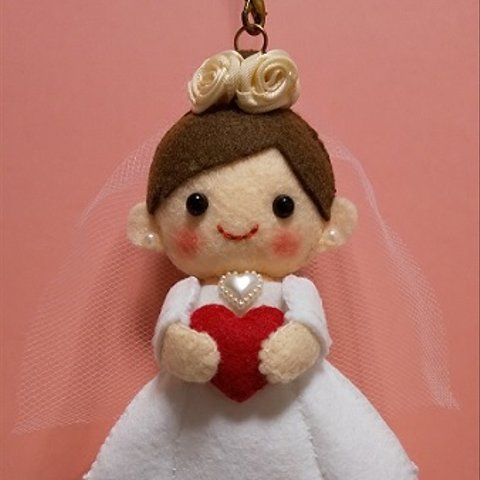 ハンドメイド　フェルト　お人形さんのストラップ022　結婚記念日　ウェディング001　ウェディングドレス１