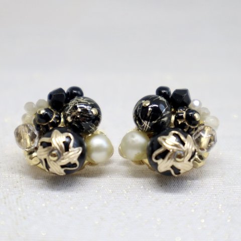 [Clip-on earrings]Gorgeous black karakusa earrings #62