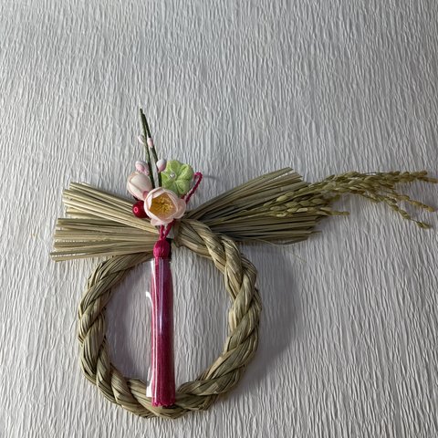マゼンタピンクのタッセル、つまみ細工のお花、ピンク梅、赤い実の造花のついた稲穂のお正月飾りが出来ました。