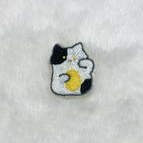 刺繍招き猫ブローチ No.2