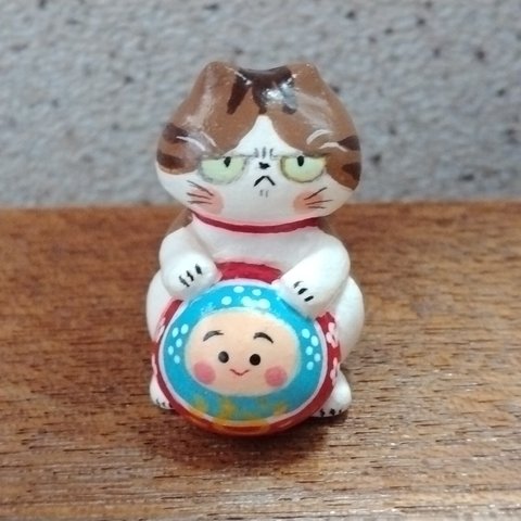 【ミニチュア置物】　達磨抱き猫・キジトラはちわれ猫さん　(仙台・松川だるま)