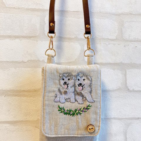 刺繍　わんちゃん　本革　リネン　スマホポシェット　スマホポーチ　ショルダーバッグ　ハスキー犬仔犬