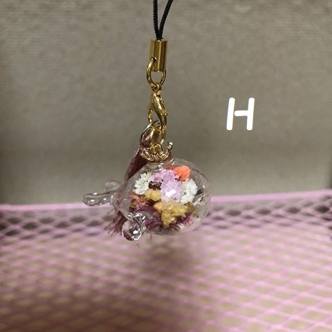 《送料無料》　くじら【　Ｈ　】　キーホルダー　ストラップ　ガラスドーム　花　星の砂　蓄光