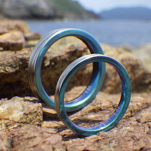 【金属アレルギー対応】 南の島の海の青と波の結婚指輪