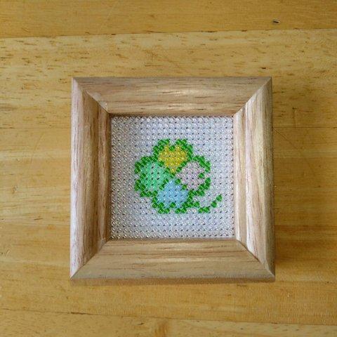 ビーズ刺繍　ミニフレーム　🍀四葉のレインボークローバー🍀