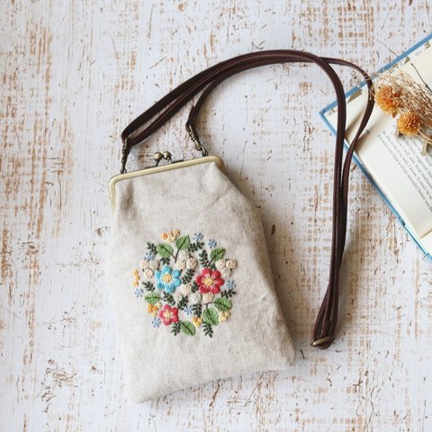 手刺繍のがま口、花束スマホポシェット