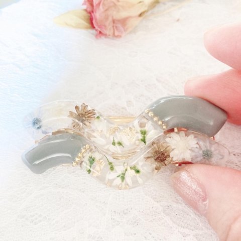 本物のお花とくすみカラーのヘアクリップ くすみブルー 花 レジン