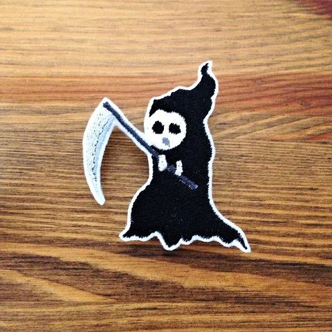 刺繍ハロウィンブローチ　「迷子の死神」