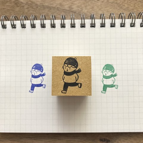 【スケートをする男の子】イラストはんこ　3cm角　ラバースタンプ