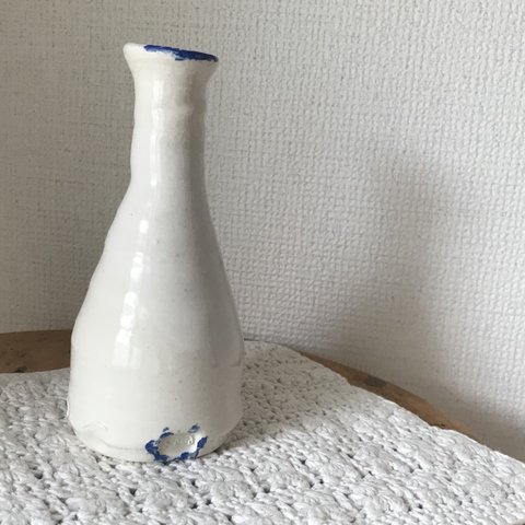 白釉ロクロ目花入れ