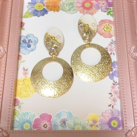 ホワイト×ゴールドピアス